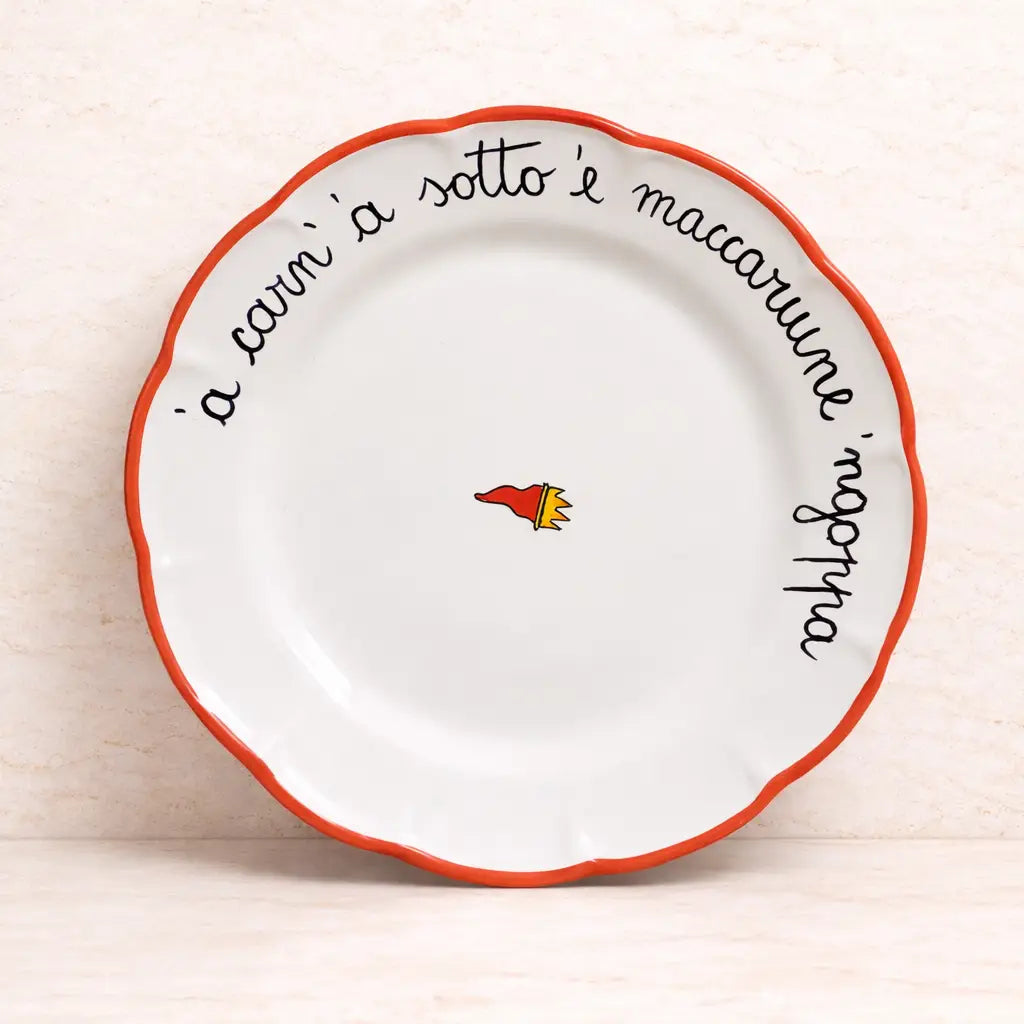 Piatto Piano "’A Carn’ ’a Sotto e Maccarune 'Ngopp" in ceramica Vietrese – Collezione Detti Napoletani